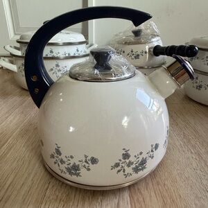 Crowning Touch Kettle & Pot, Blue Garland